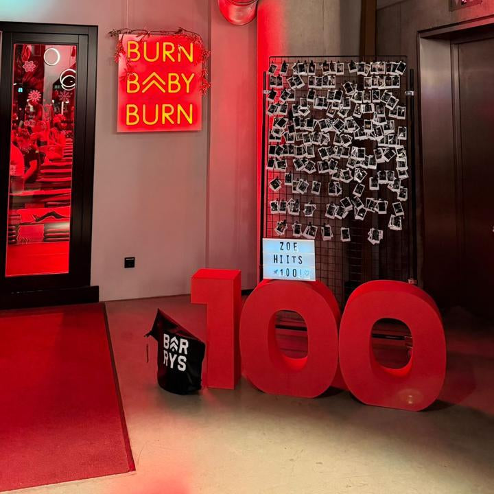 Grote rode piepschuim cijfers gespoten in RAL 3000 vuurrood voor fotomoment in gym